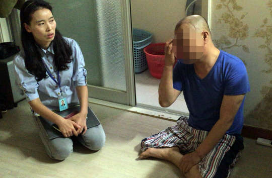 지난 5월 18일 오전 4시께 지체 장애 3급인 이모(47)씨는 경기도 수원시 장안구의 한 길가에서 술에 취한 A(31)씨로부터 아무런 이유없이 폭행을 당했다. 13년 전 출근길 교통사고로 오른쪽 다리를 잃은 이씨는 폭행으로 안구가 손상돼 한쪽 눈 시력까지 잃었다. 현재 경기 수원중부경찰처 피해자 전담 이희림 경사가 이씨가 수술비와 생계비 등을 지급받을 수 있도록 절차를 도와주고 있다. 경찰은 지난 14일 이씨의 사연을 페이스북(https://www.facebook.com/gyeonggipol)에 올려 '클릭나눔프로젝트'를 시작했다. (경기지방경찰청)